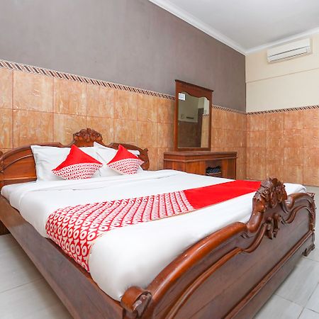 Oyo 2715 Hotel Madinah Syariah Pamekasan Экстерьер фото