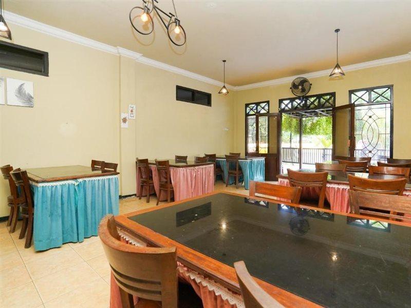Oyo 2715 Hotel Madinah Syariah Pamekasan Экстерьер фото