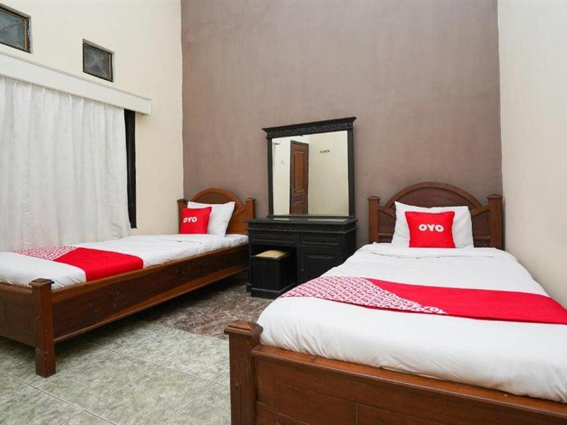 Oyo 2715 Hotel Madinah Syariah Pamekasan Экстерьер фото