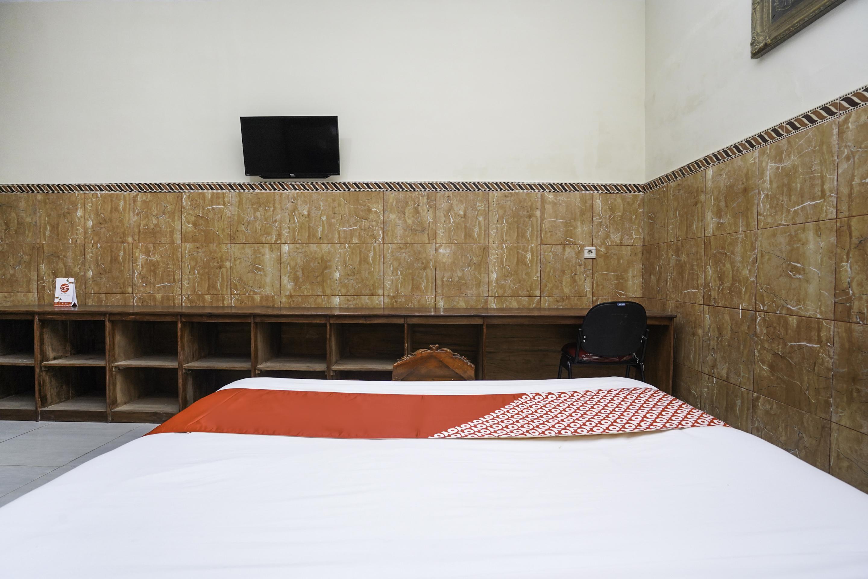 Oyo 2715 Hotel Madinah Syariah Pamekasan Экстерьер фото