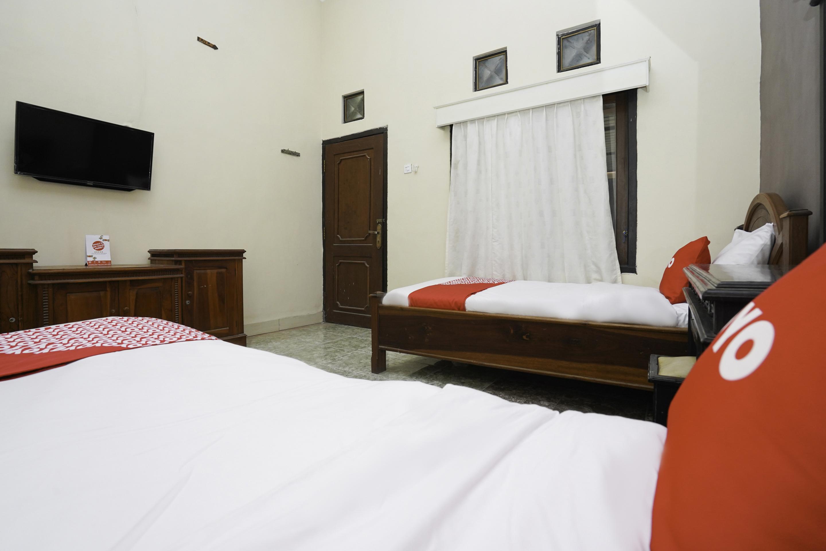 Oyo 2715 Hotel Madinah Syariah Pamekasan Экстерьер фото