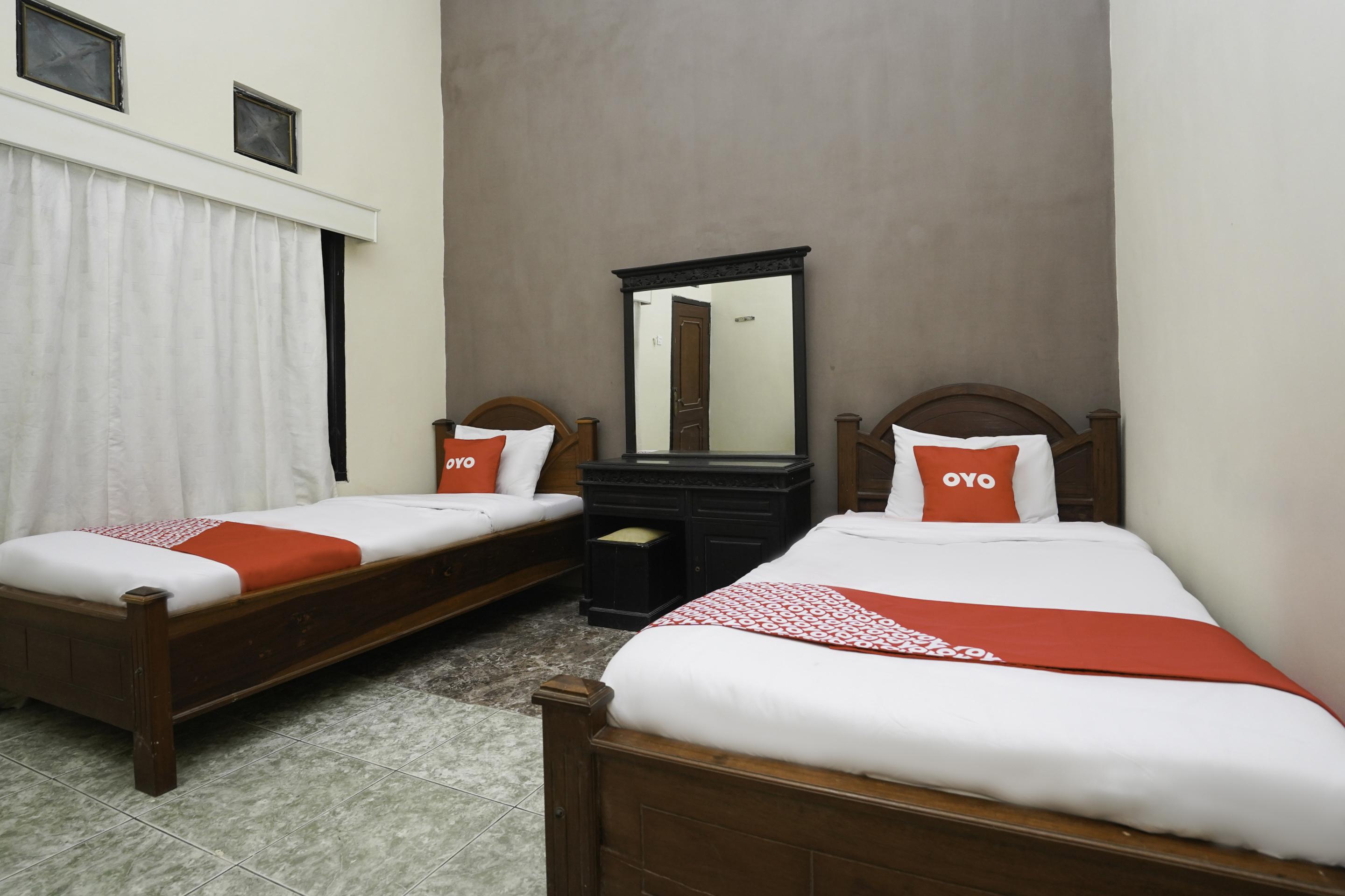 Oyo 2715 Hotel Madinah Syariah Pamekasan Экстерьер фото