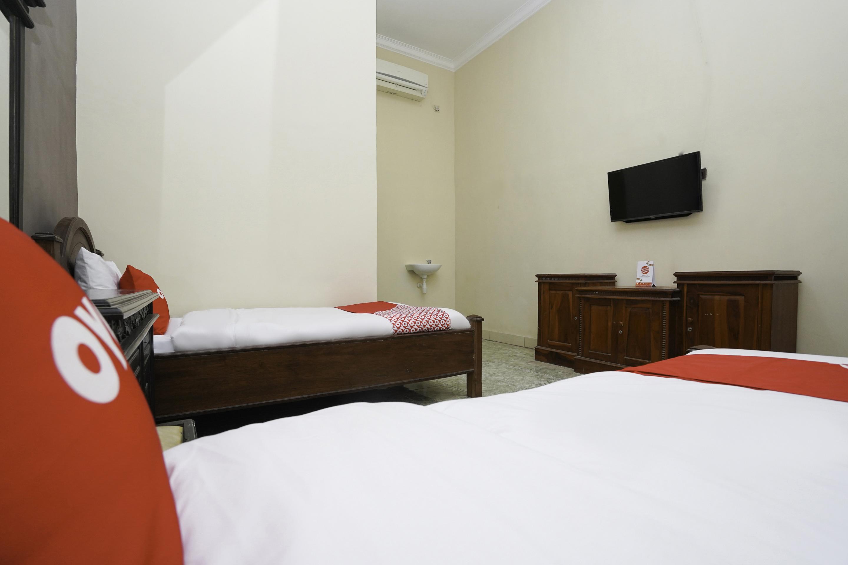 Oyo 2715 Hotel Madinah Syariah Pamekasan Экстерьер фото