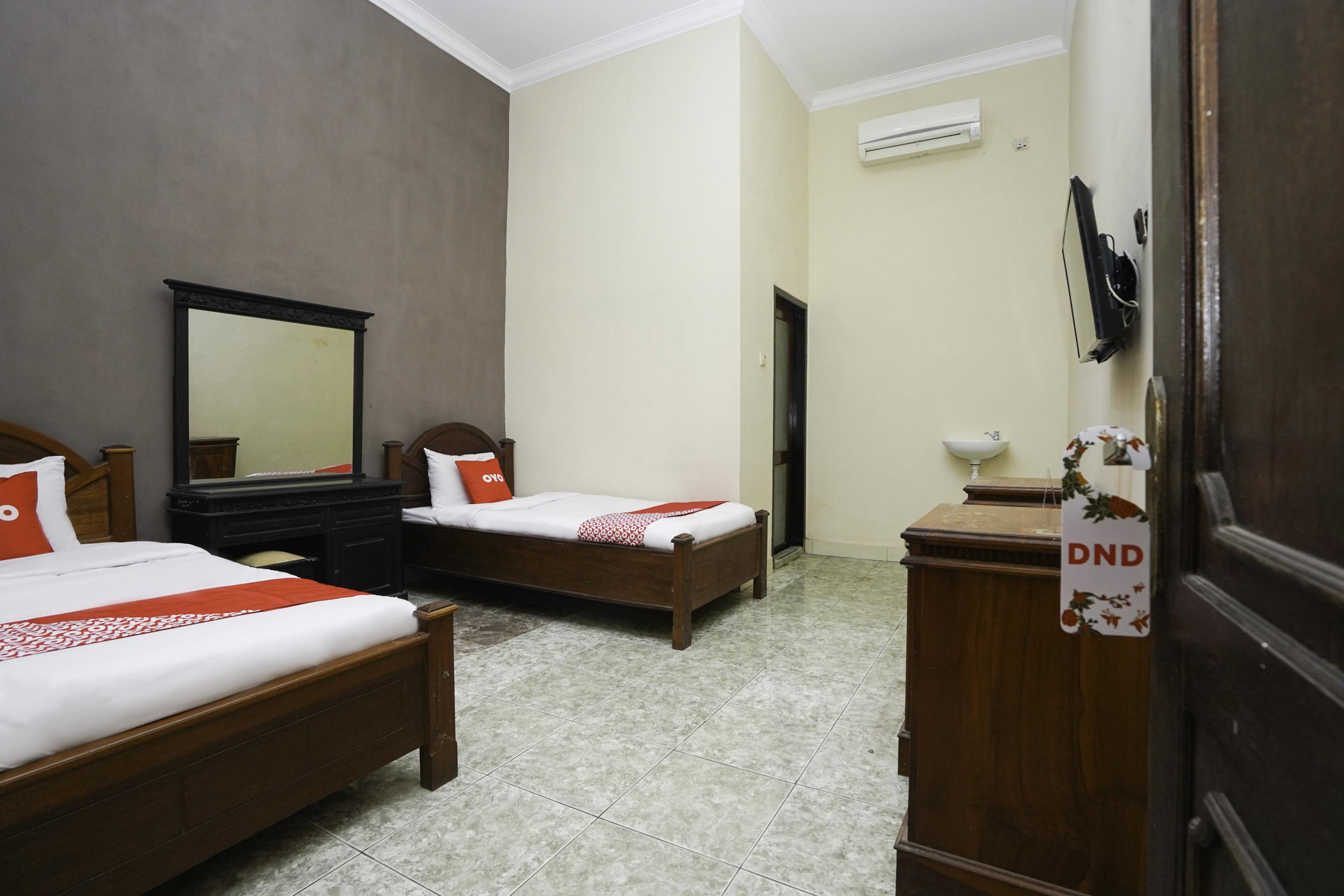 Oyo 2715 Hotel Madinah Syariah Pamekasan Экстерьер фото