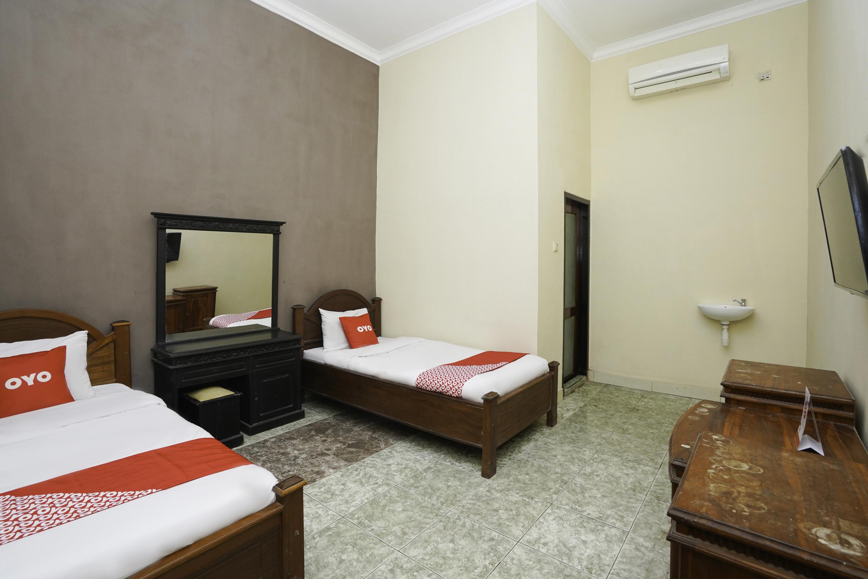 Oyo 2715 Hotel Madinah Syariah Pamekasan Экстерьер фото
