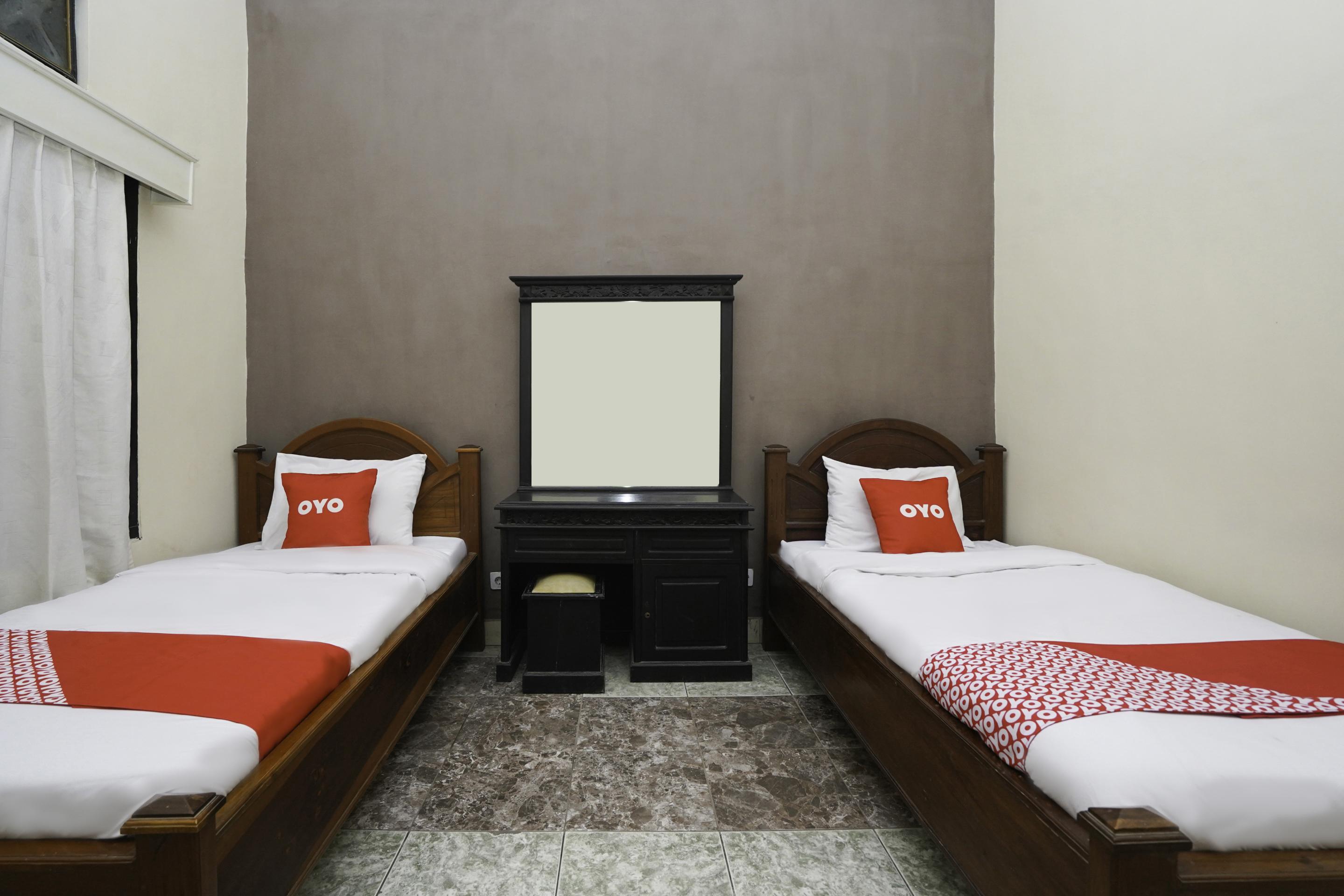 Oyo 2715 Hotel Madinah Syariah Pamekasan Экстерьер фото