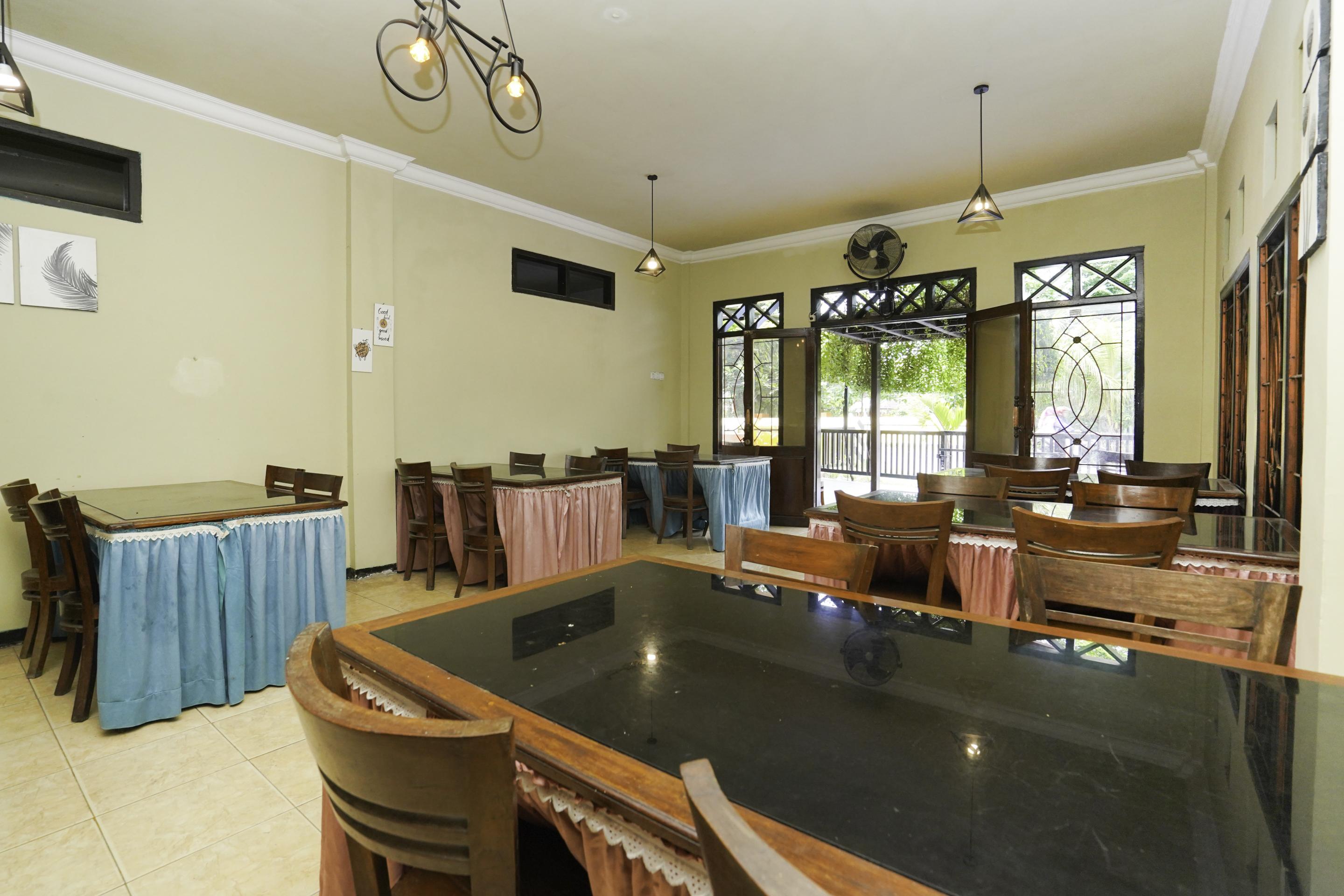 Oyo 2715 Hotel Madinah Syariah Pamekasan Экстерьер фото