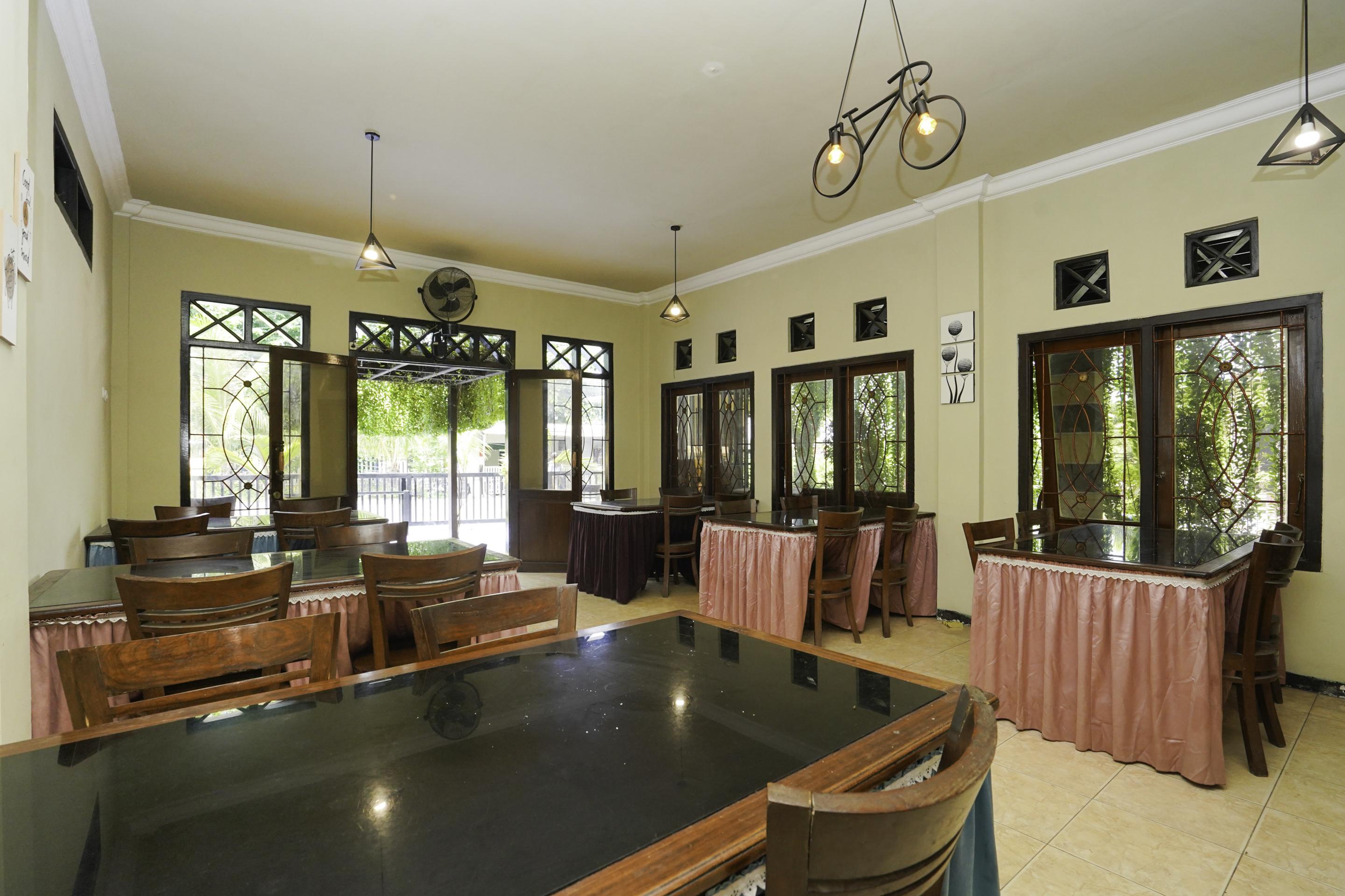Oyo 2715 Hotel Madinah Syariah Pamekasan Экстерьер фото