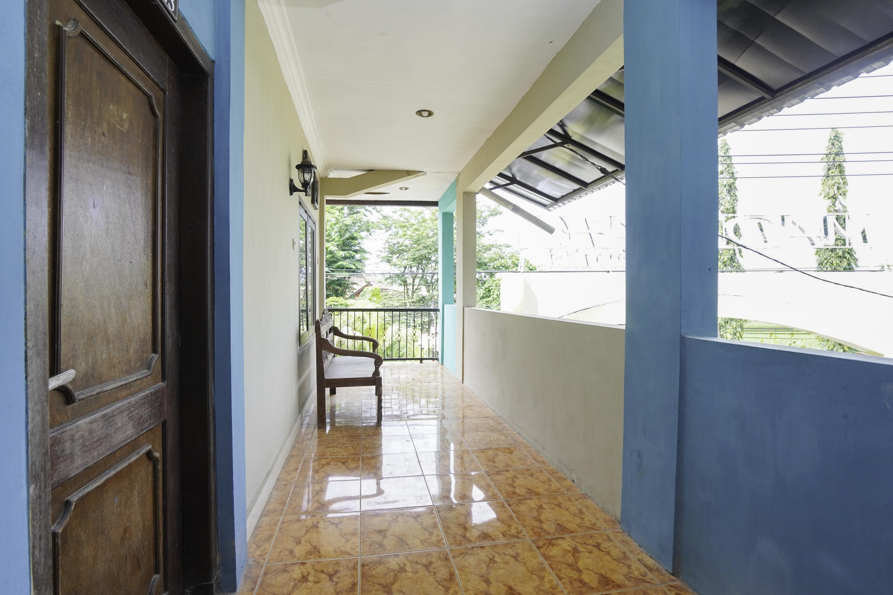 Oyo 2715 Hotel Madinah Syariah Pamekasan Экстерьер фото