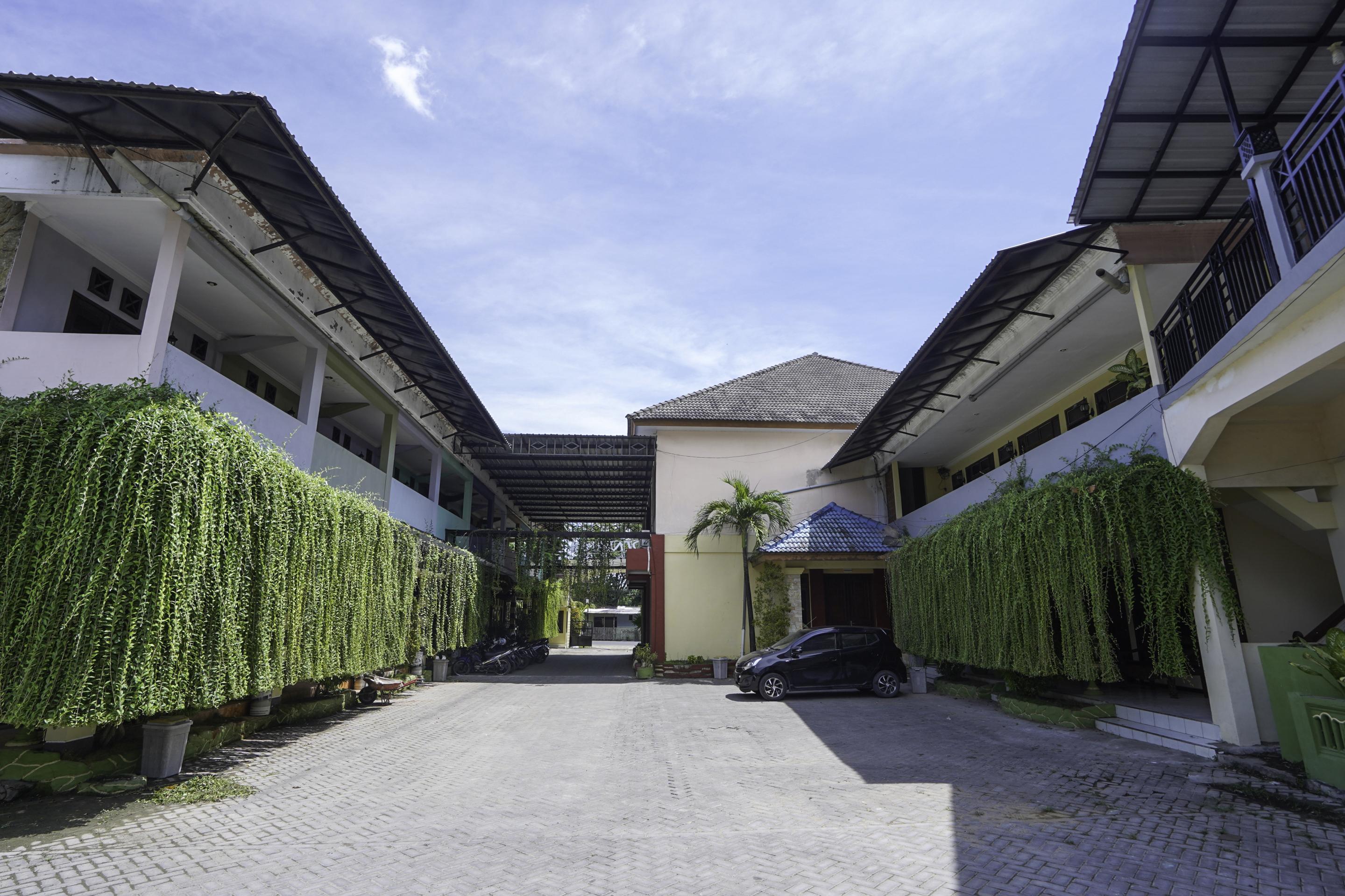 Oyo 2715 Hotel Madinah Syariah Pamekasan Экстерьер фото