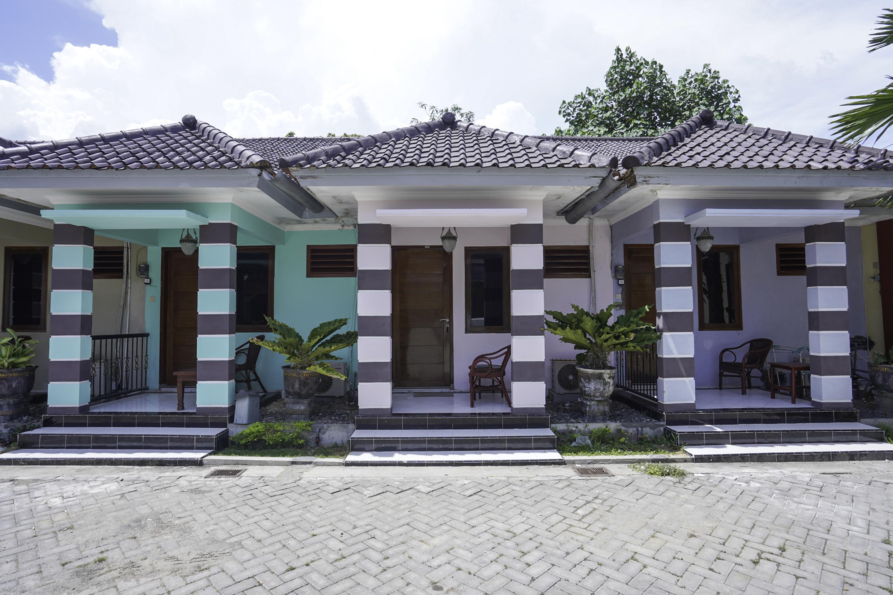 Oyo 2715 Hotel Madinah Syariah Pamekasan Экстерьер фото