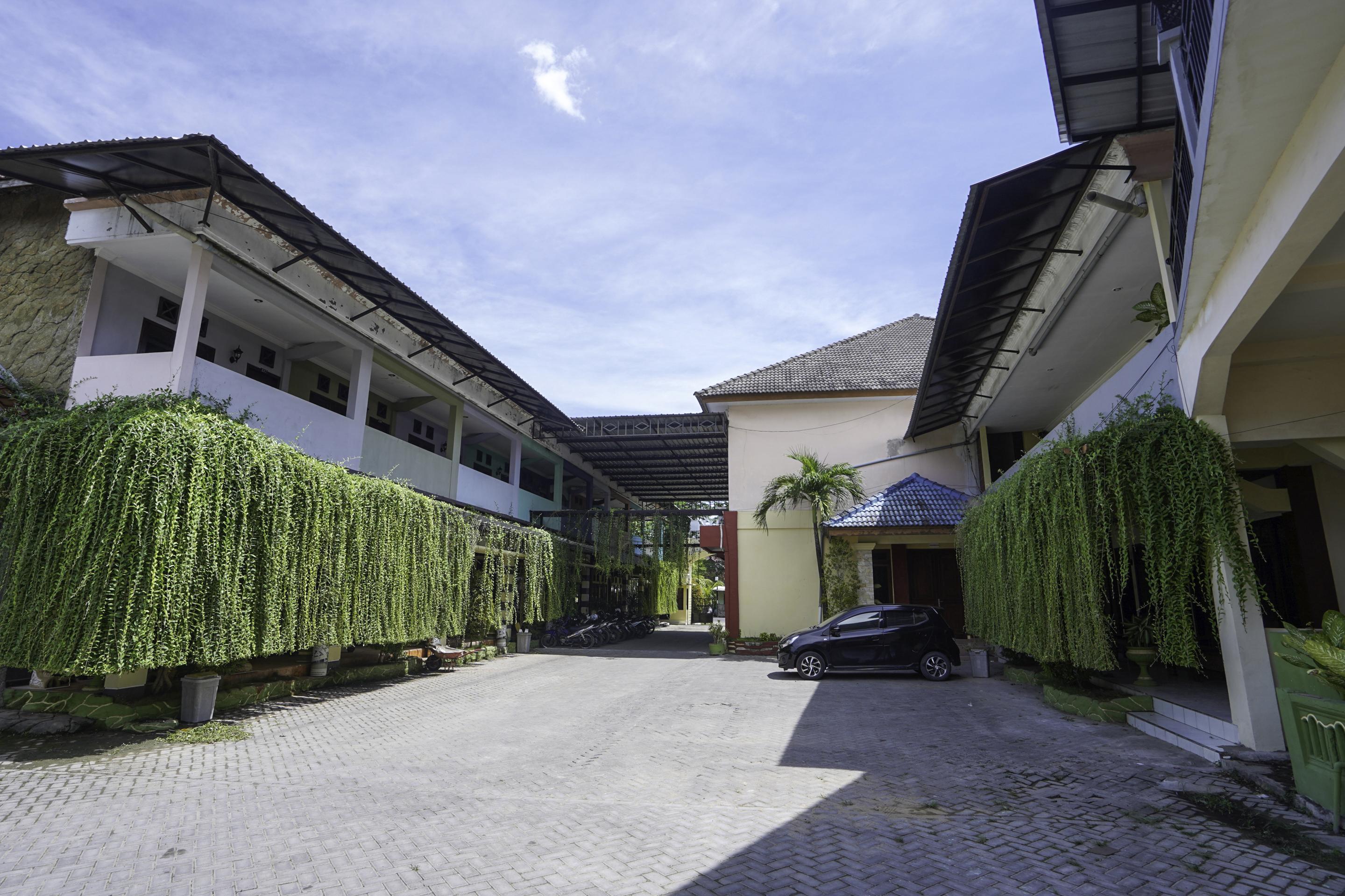 Oyo 2715 Hotel Madinah Syariah Pamekasan Экстерьер фото