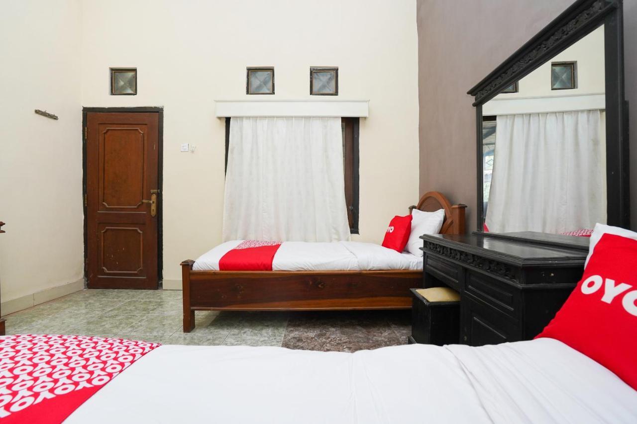 Oyo 2715 Hotel Madinah Syariah Pamekasan Экстерьер фото